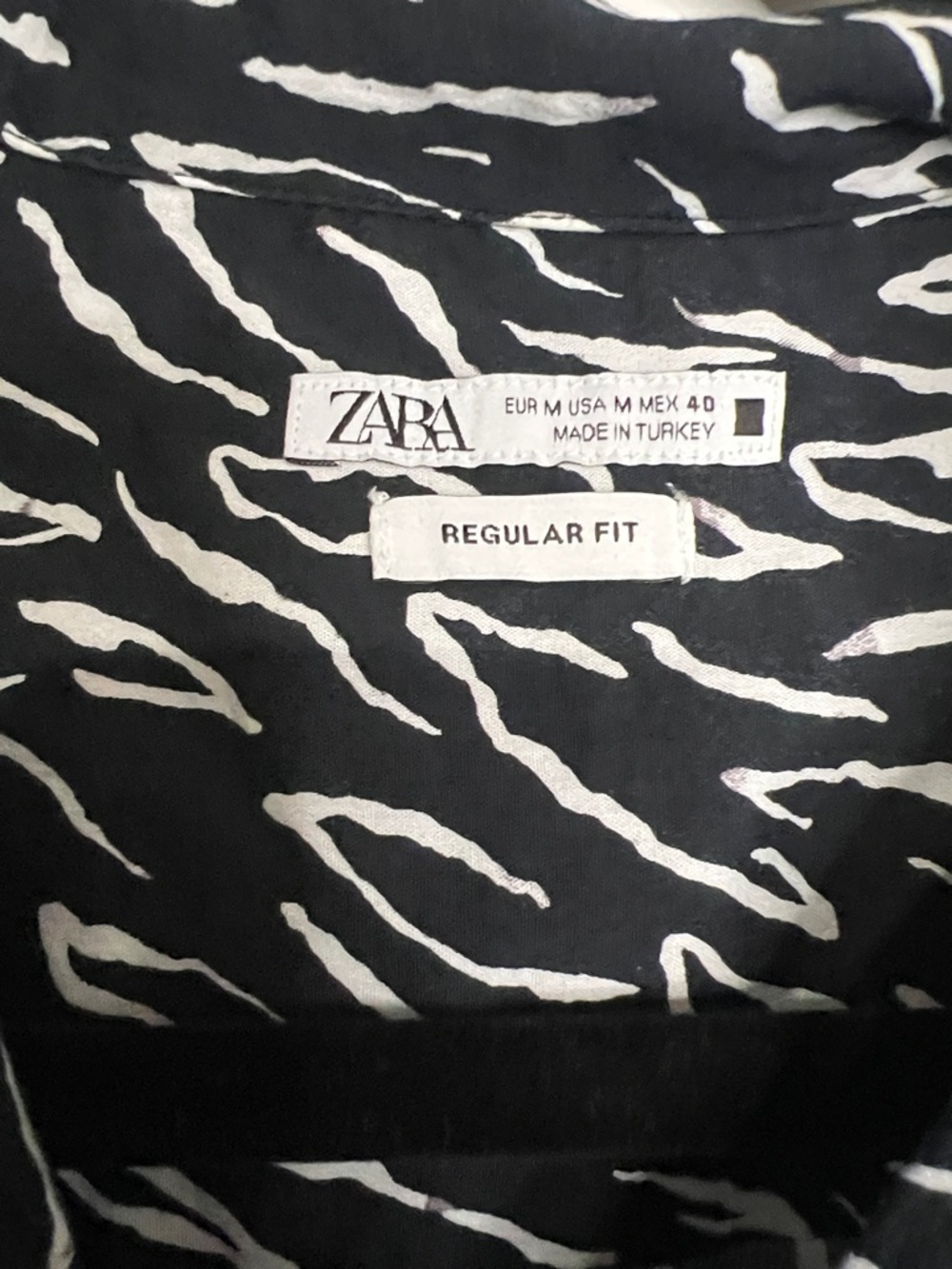 Zara Black Short-Sleeve Button-Down with White Wave Print size M - Picture 2 of 8